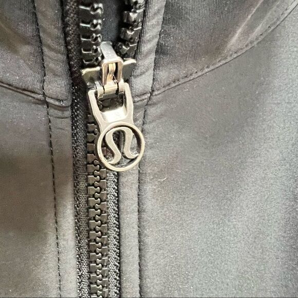 Lululemon Wind Runner Black Softshell Jacket Size 12 Activewear Outdoor Running - Picture 9 of 13